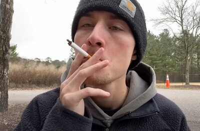 Лечение зависимости от табакокурения в Сертолово Мужчина с сигаретой делает затяжку