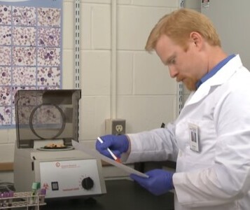 Клиника лечения наркозависимости в Сертолово Врач в кабинете клиники